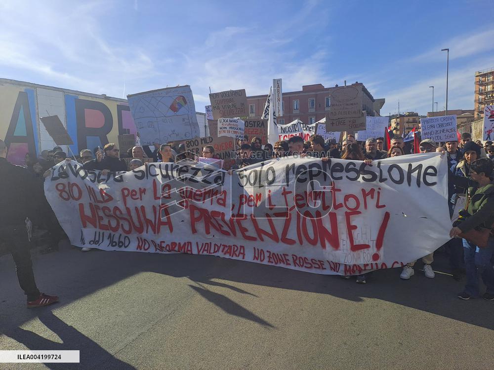Clashes At The Anti-League Rally - Napoli