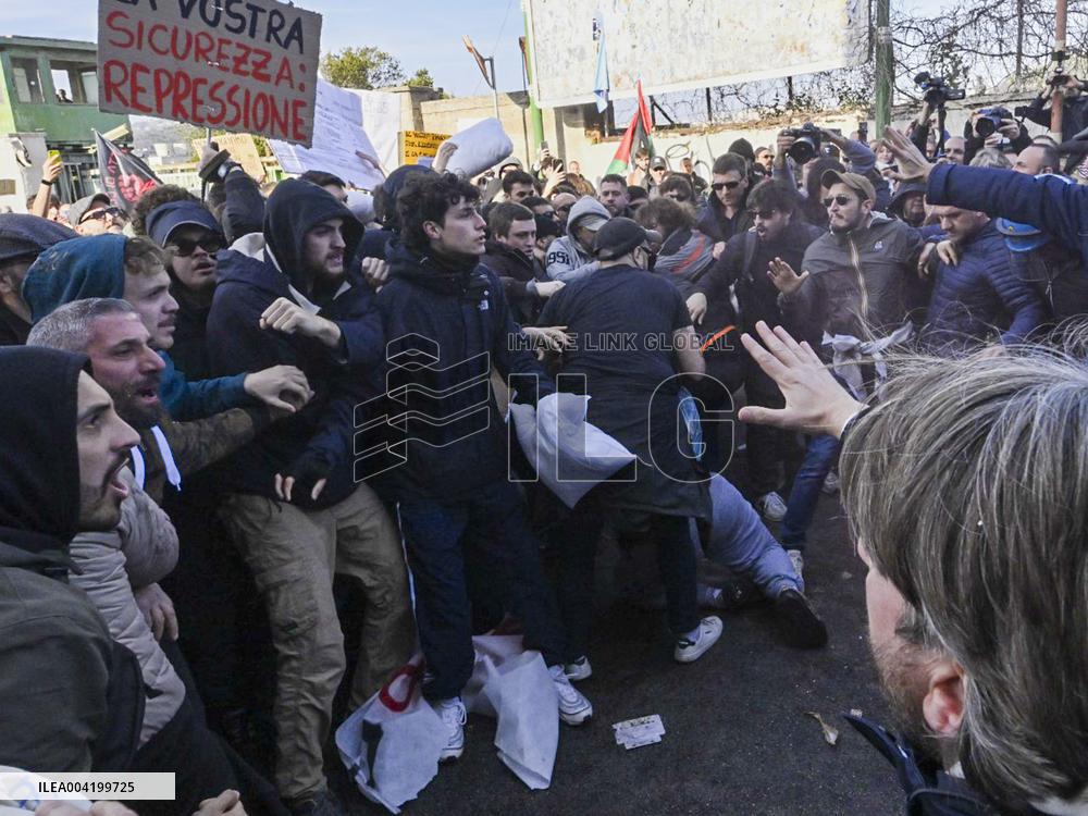 Clashes At The Anti-League Rally - Napoli
