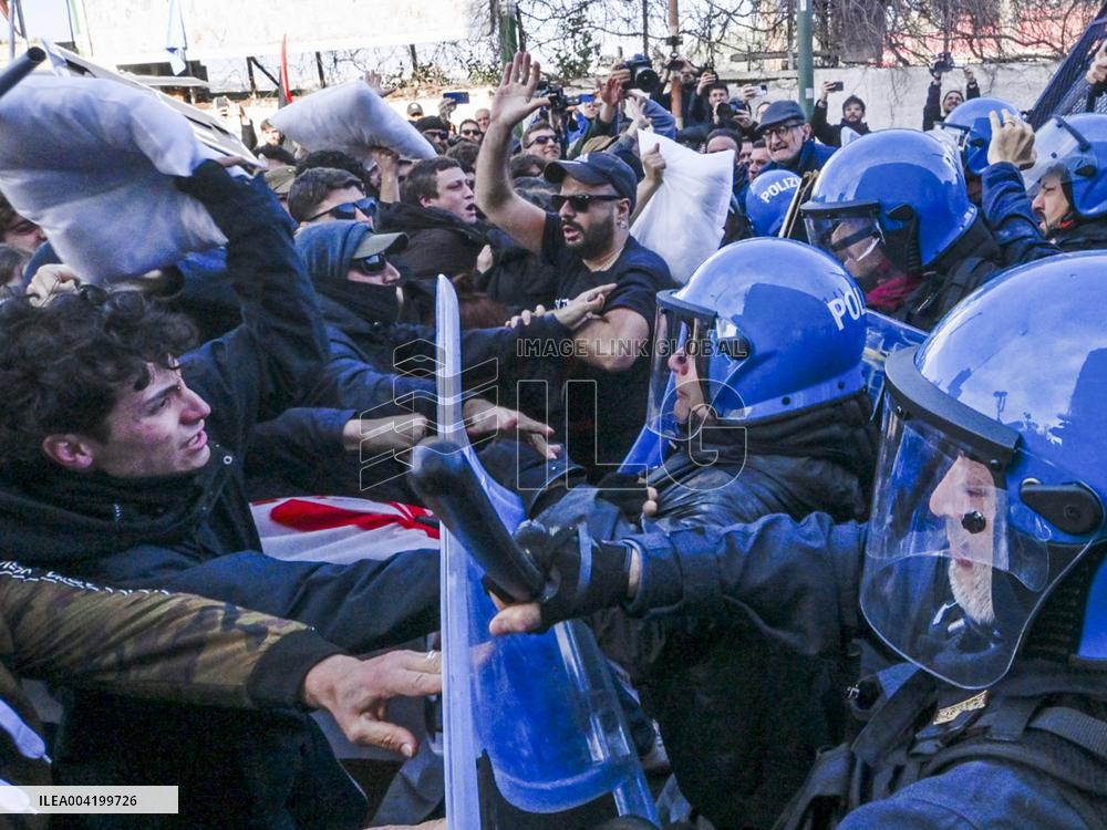 Clashes At The Anti-League Rally - Napoli
