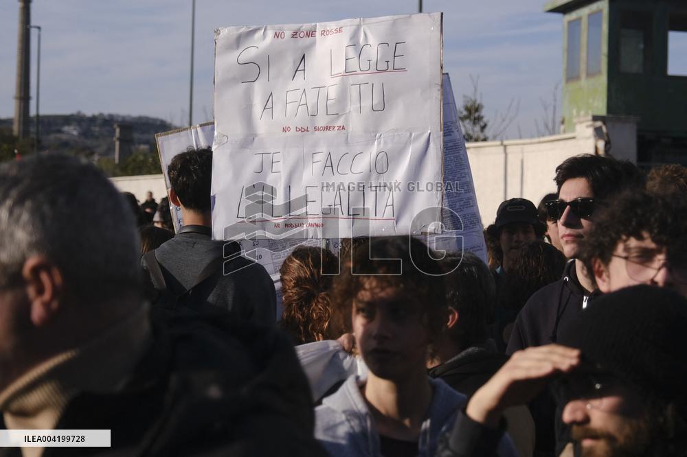 Clashes At The Anti-League Rally - Napoli