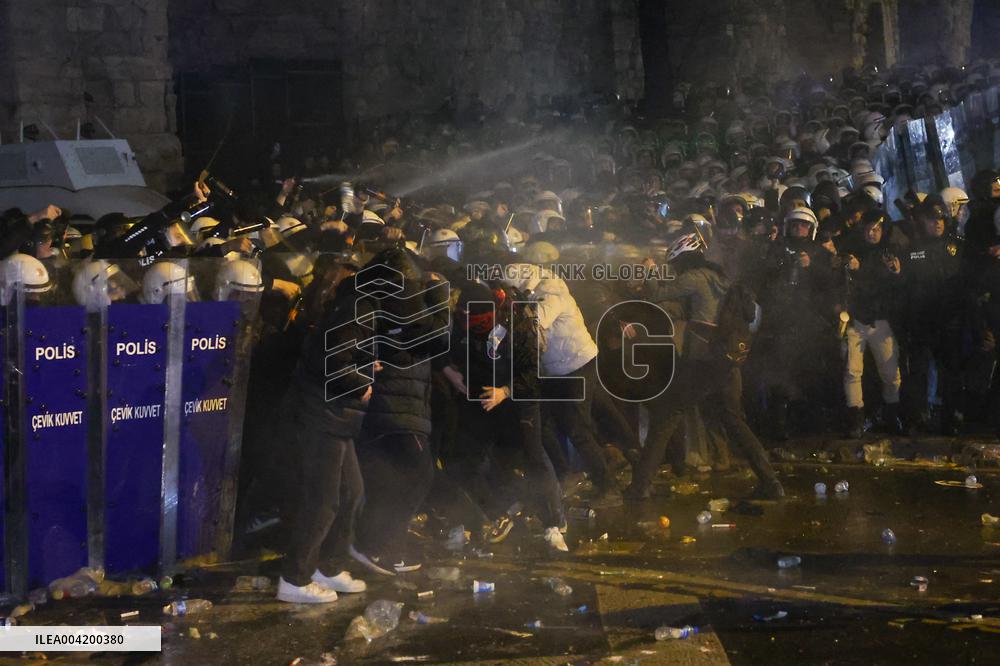 Violence erupts as Police clash with protesters over Mayor arrest - Istanbul