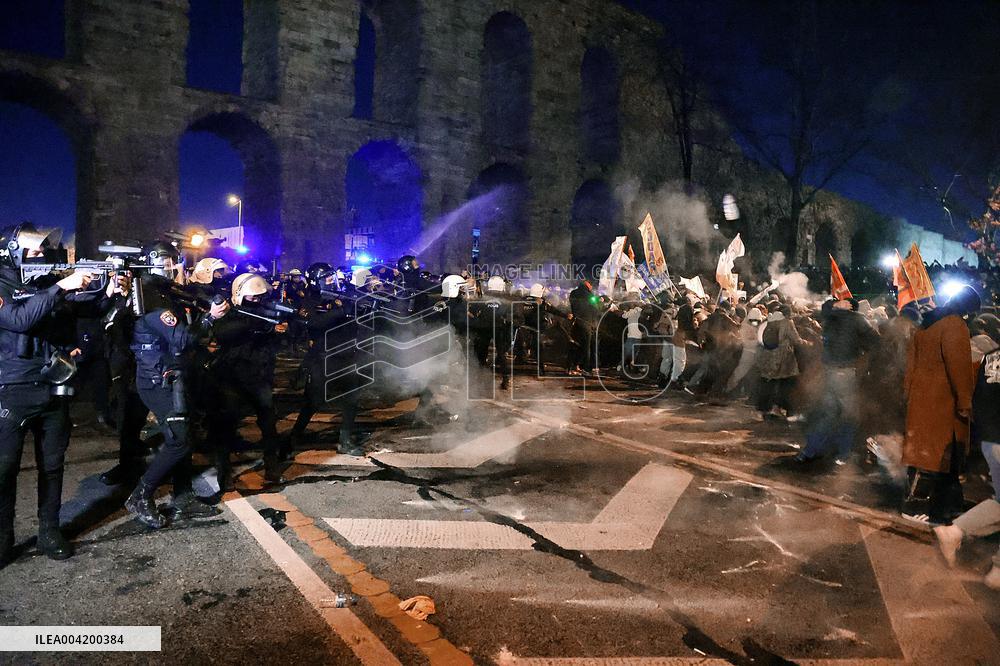 Violence erupts as Police clash with protesters over Mayor arrest - Istanbul