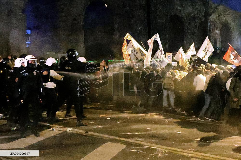 Violence erupts as Police clash with protesters over Mayor arrest - Istanbul