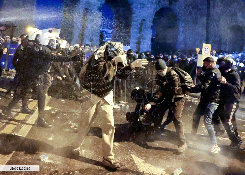 Violence erupts as Police clash with protesters over Mayor arrest - Istanbul