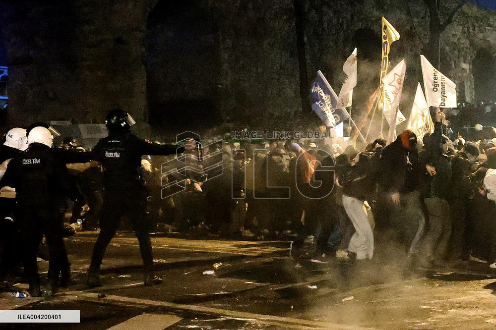 Violence erupts as Police clash with protesters over Mayor arrest - Istanbul