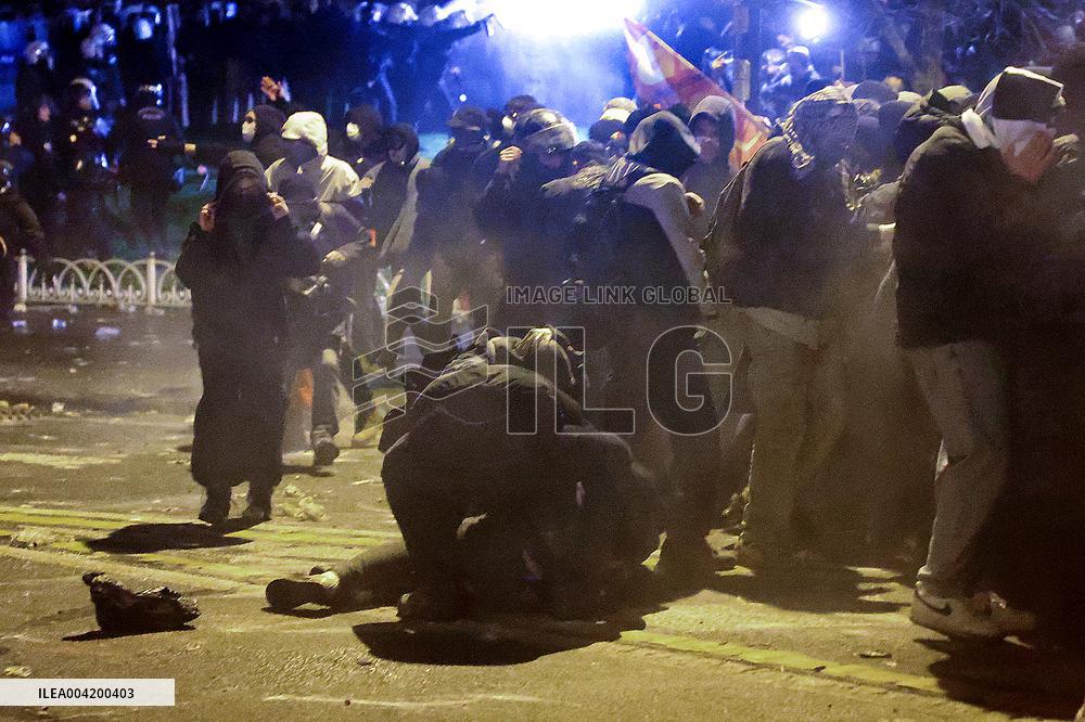 Violence erupts as Police clash with protesters over Mayor arrest - Istanbul