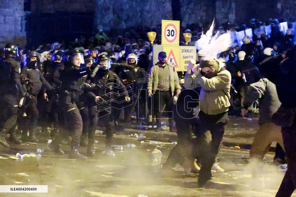 Violence erupts as Police clash with protesters over Mayor arrest - Istanbul