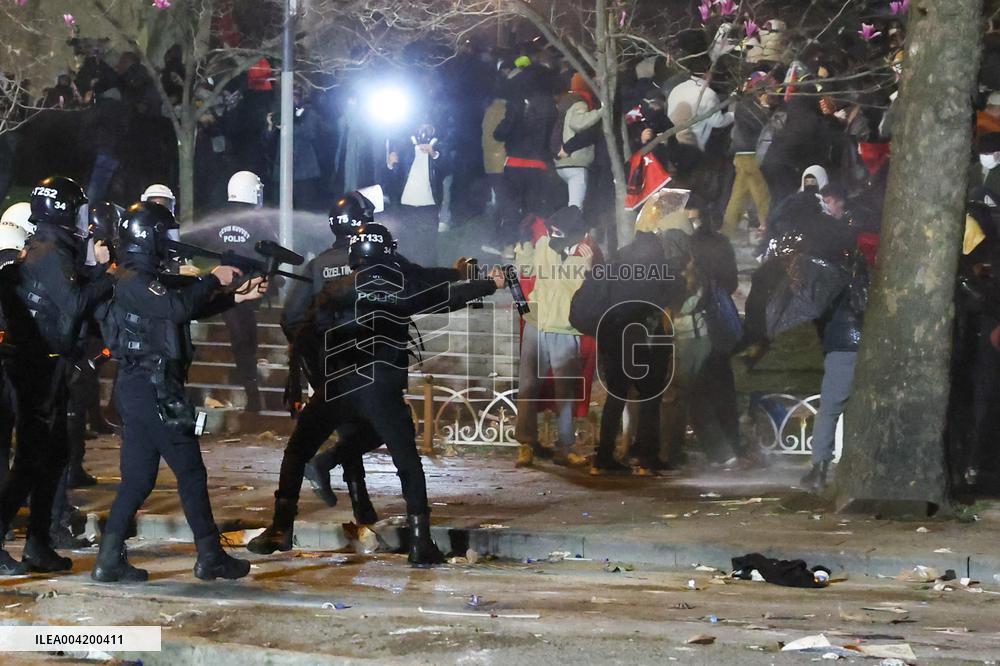 Violence erupts as Police clash with protesters over Mayor arrest - Istanbul