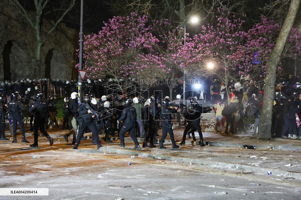 Violence erupts as Police clash with protesters over Mayor arrest - Istanbul