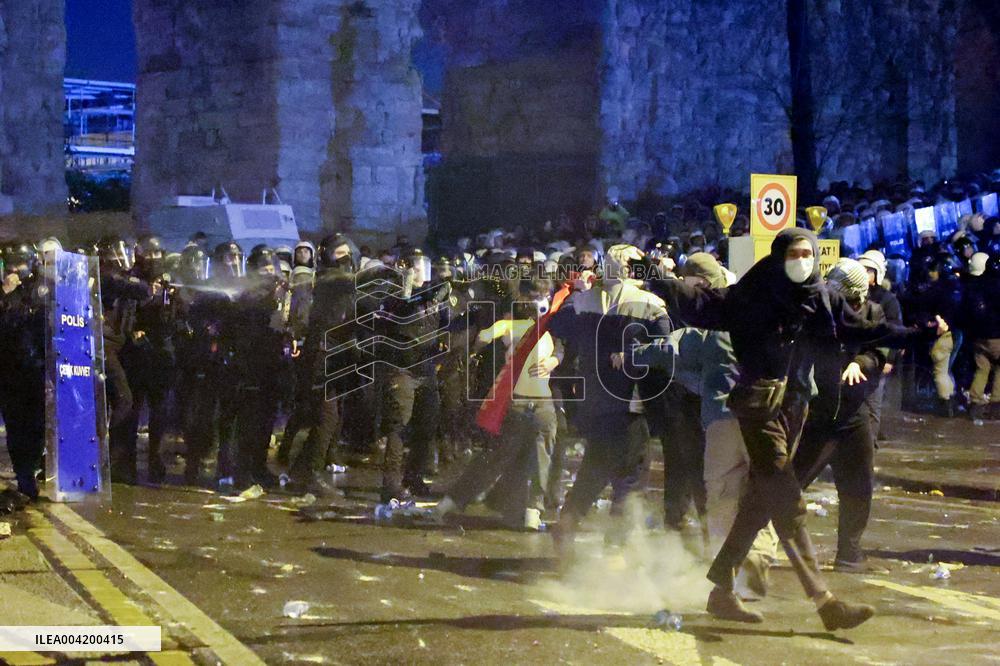 Violence erupts as Police clash with protesters over Mayor arrest - Istanbul