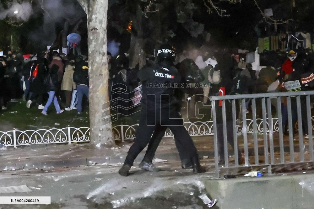 Violence erupts as Police clash with protesters over Mayor arrest - Istanbul