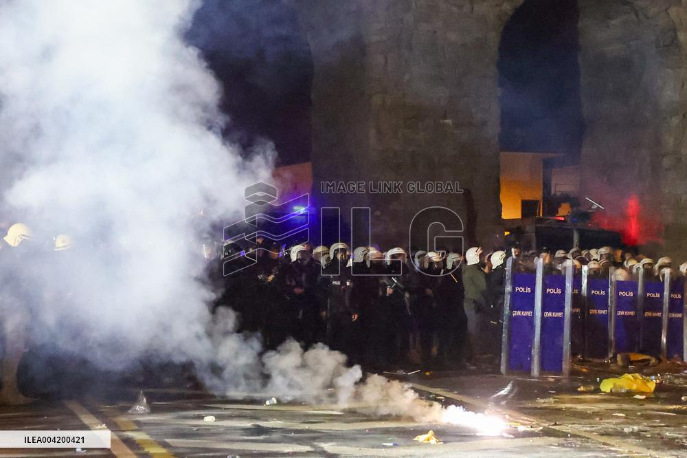 Violence erupts as Police clash with protesters over Mayor arrest - Istanbul