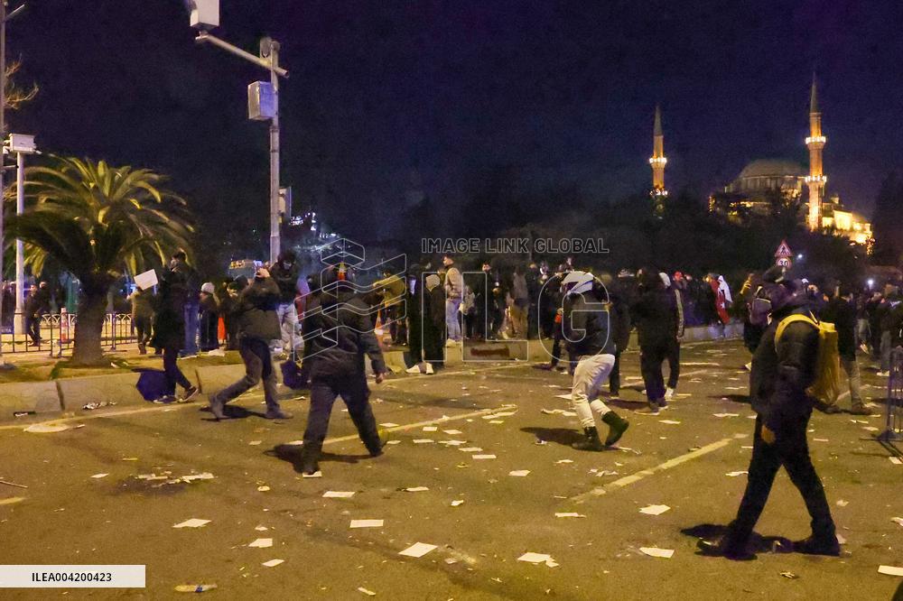 Violence erupts as Police clash with protesters over Mayor arrest - Istanbul