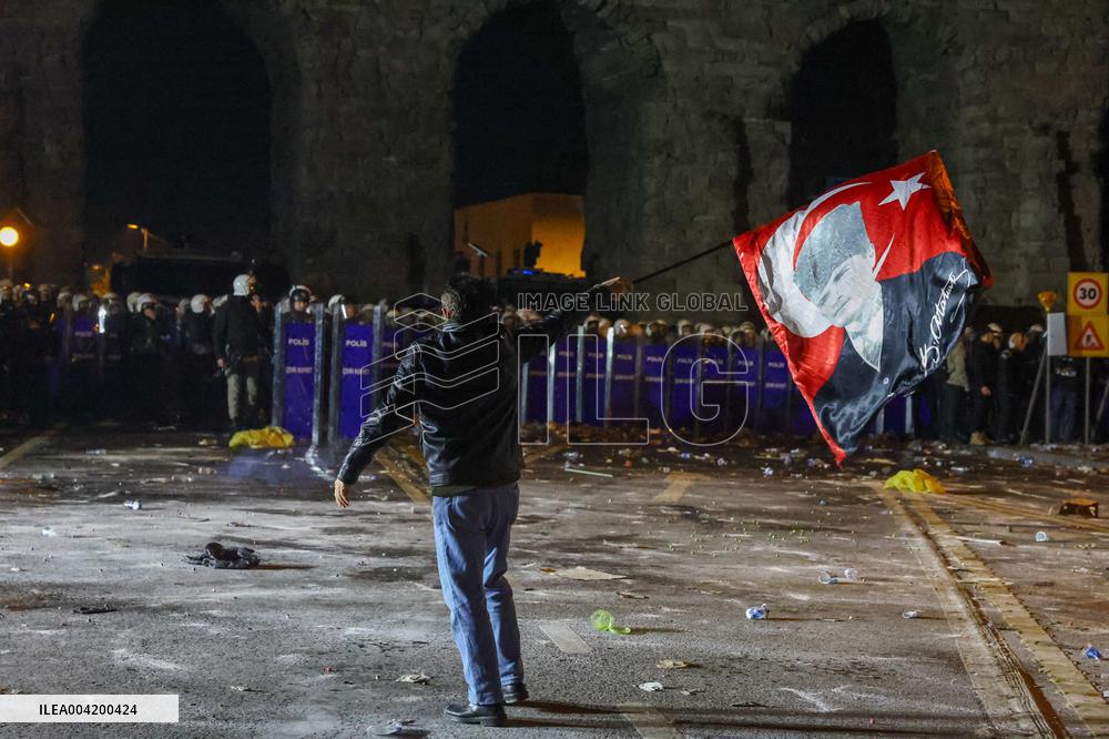 Violence erupts as Police clash with protesters over Mayor arrest - Istanbul
