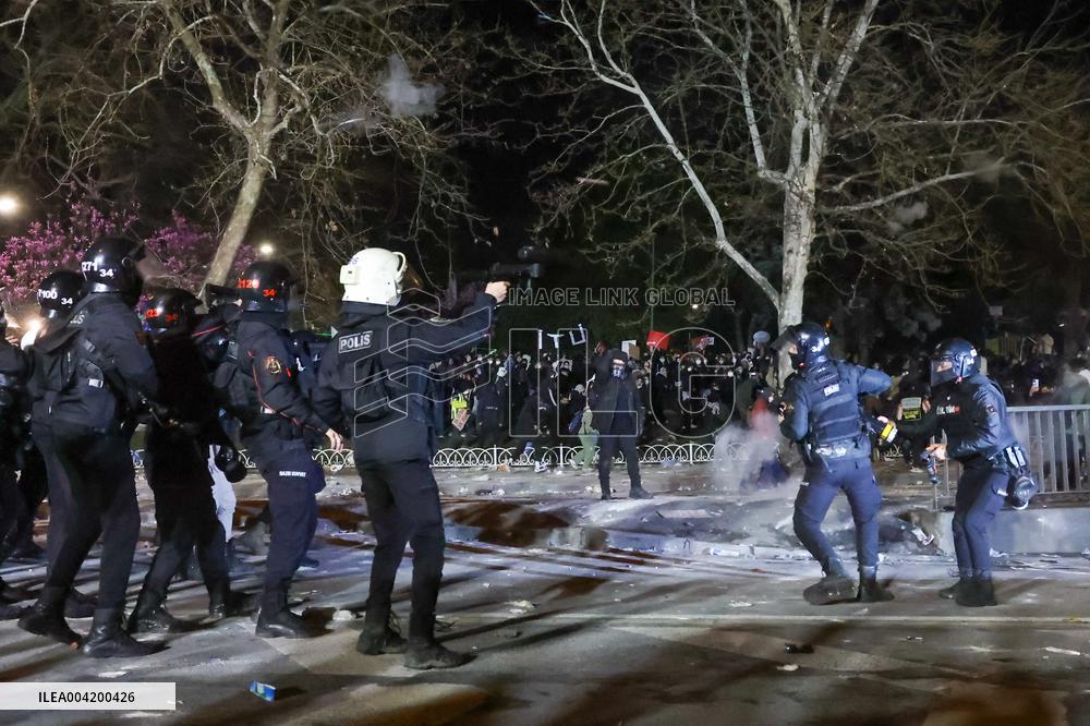 Violence erupts as Police clash with protesters over Mayor arrest - Istanbul