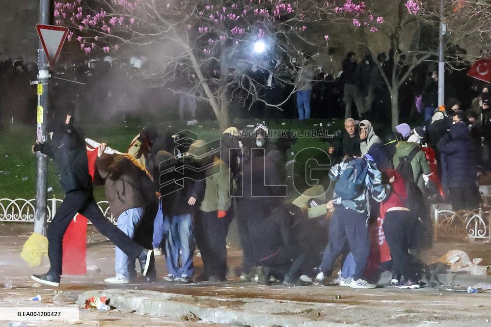 Violence erupts as Police clash with protesters over Mayor arrest - Istanbul