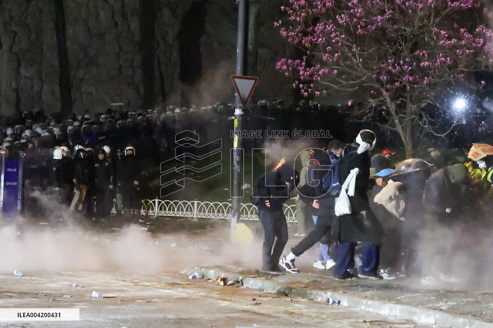 Violence erupts as Police clash with protesters over Mayor arrest - Istanbul