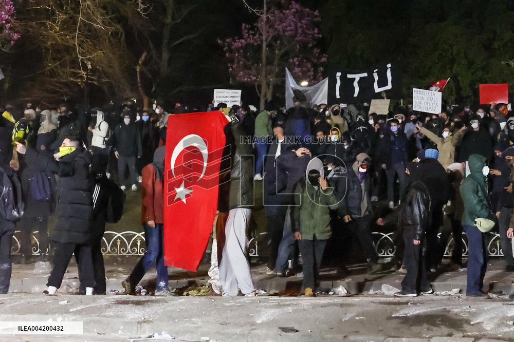 Violence erupts as Police clash with protesters over Mayor arrest - Istanbul