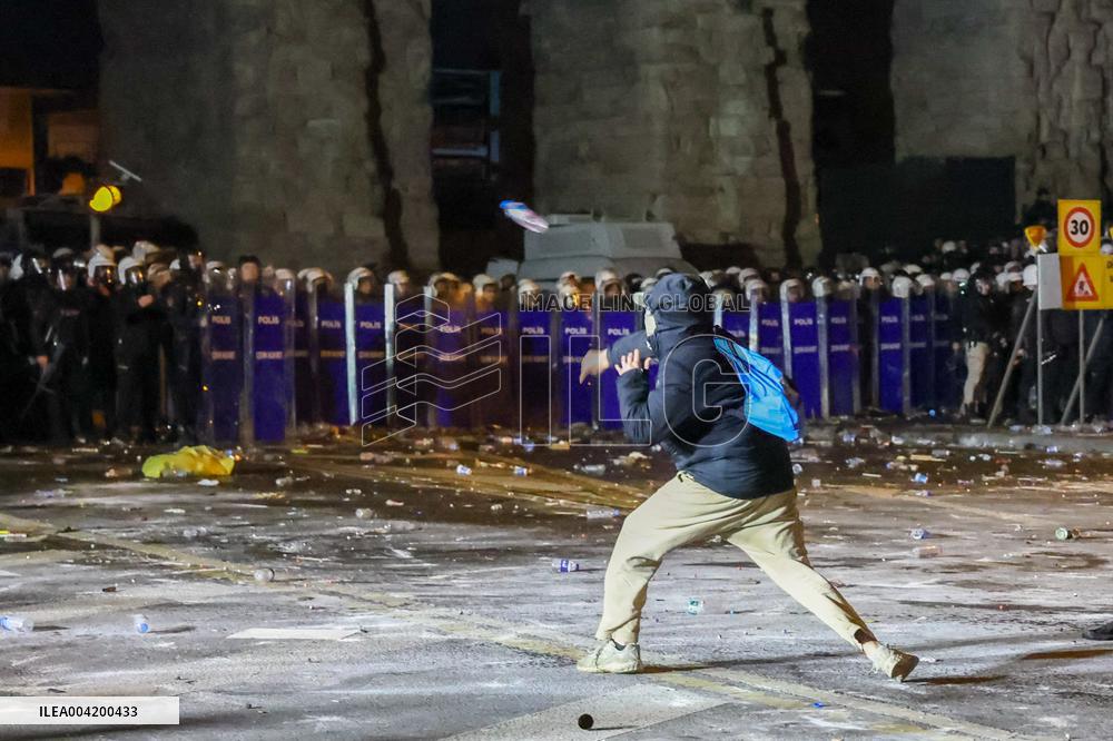 Violence erupts as Police clash with protesters over Mayor arrest - Istanbul