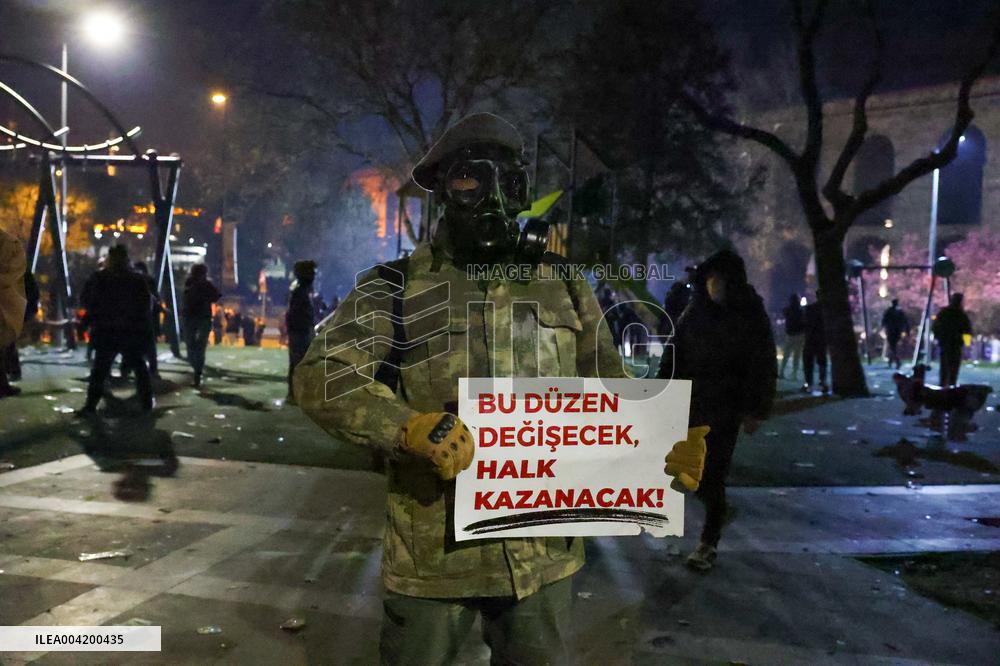 Violence erupts as Police clash with protesters over Mayor arrest - Istanbul