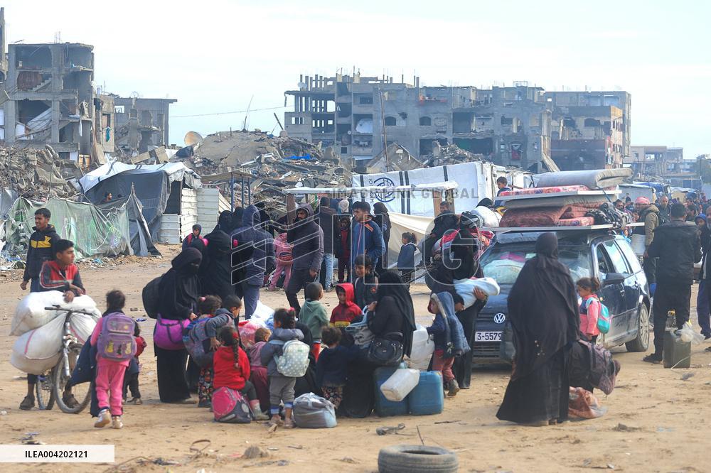 Palestinians Flee To Safer Areas Due To Israeli Attacks - Gaza