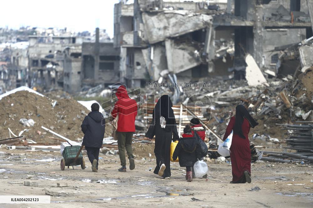 Palestinians Flee To Safer Areas Due To Israeli Attacks - Gaza