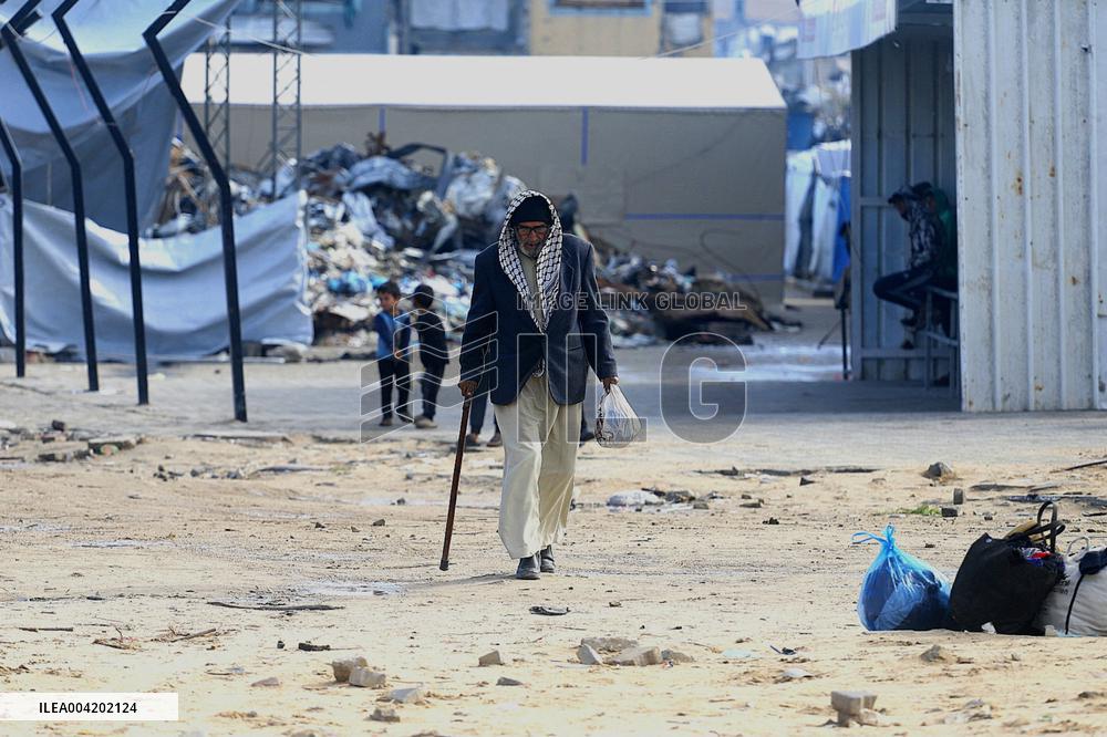 Palestinians Flee To Safer Areas Due To Israeli Attacks - Gaza