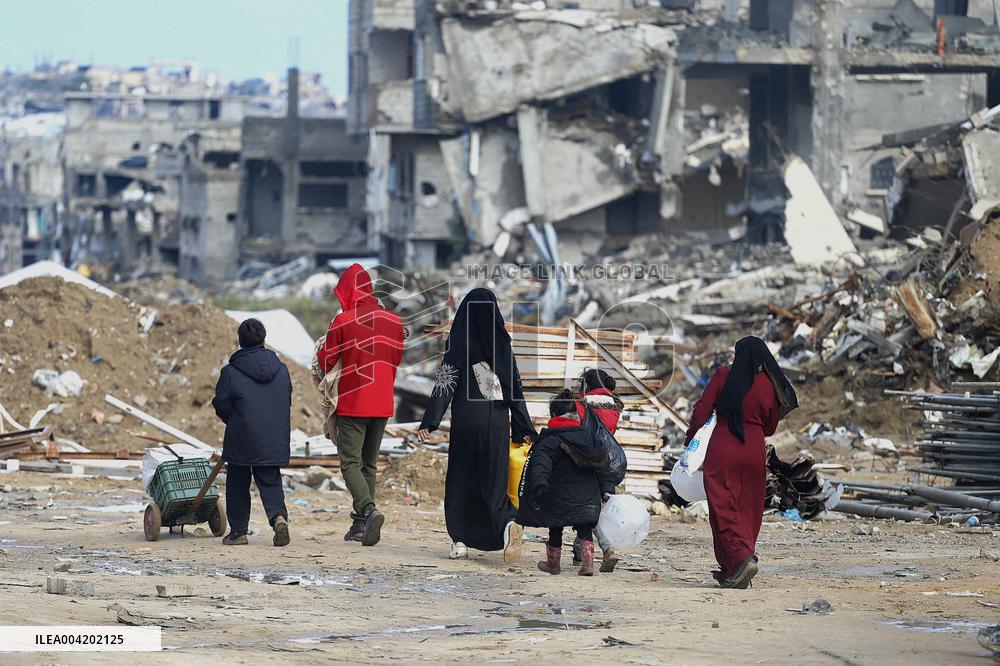 Palestinians Flee To Safer Areas Due To Israeli Attacks - Gaza