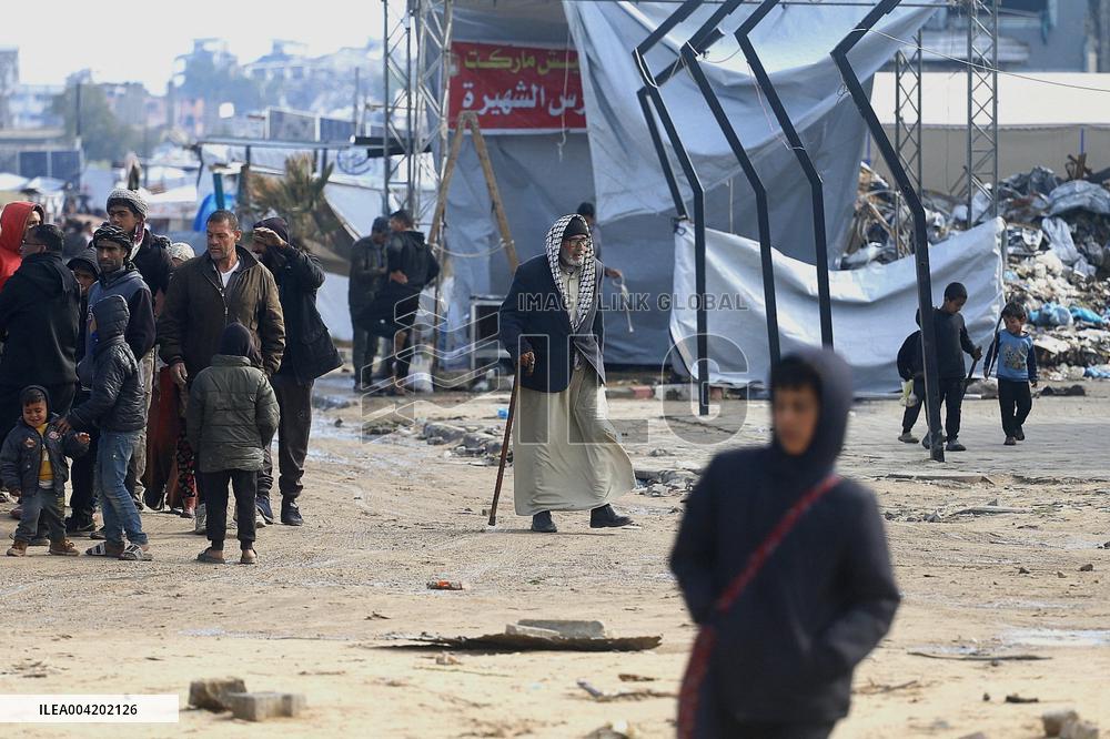 Palestinians Flee To Safer Areas Due To Israeli Attacks - Gaza