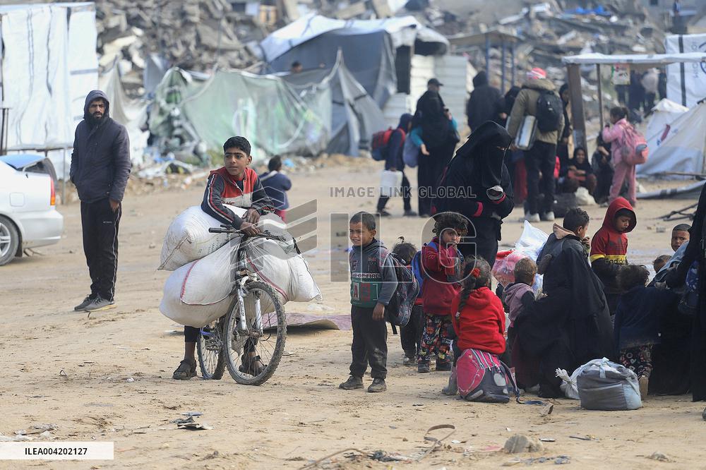 Palestinians Flee To Safer Areas Due To Israeli Attacks - Gaza