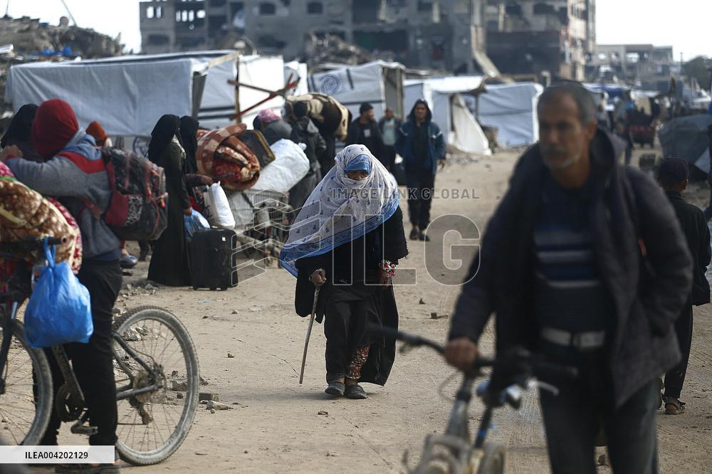 Palestinians Flee To Safer Areas Due To Israeli Attacks - Gaza