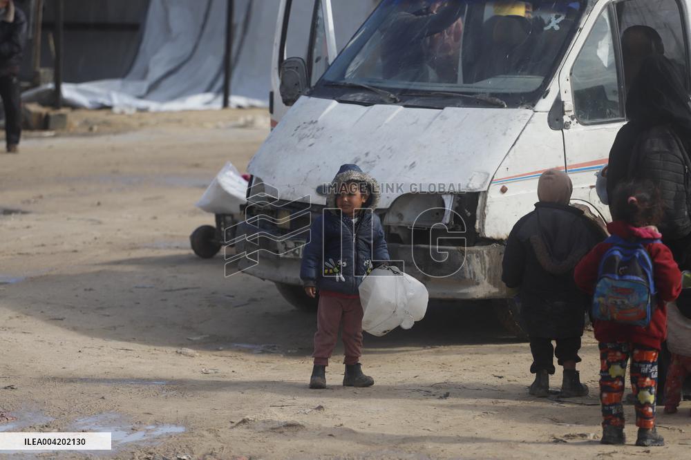 Palestinians Flee To Safer Areas Due To Israeli Attacks - Gaza