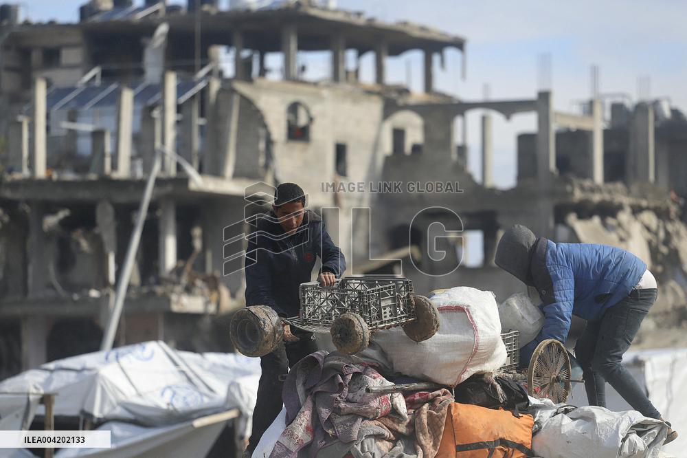 Palestinians Flee To Safer Areas Due To Israeli Attacks - Gaza