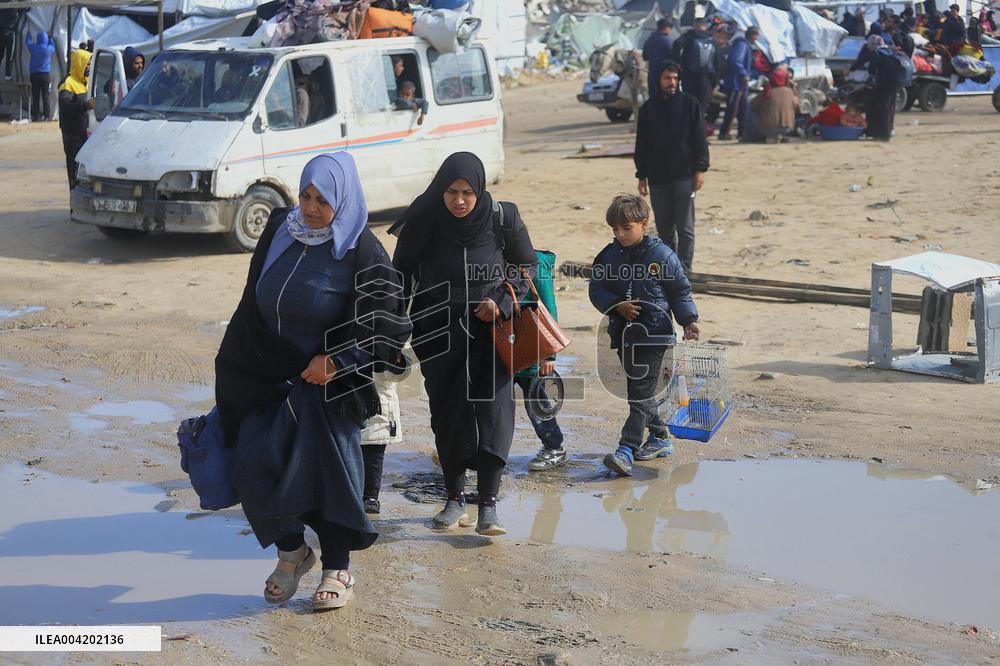 Palestinians Flee To Safer Areas Due To Israeli Attacks - Gaza