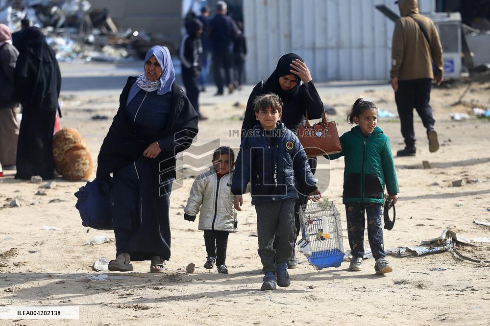 Palestinians Flee To Safer Areas Due To Israeli Attacks - Gaza