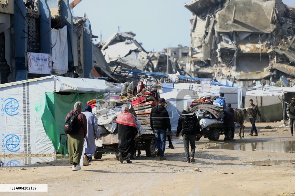 Palestinians Flee To Safer Areas Due To Israeli Attacks - Gaza