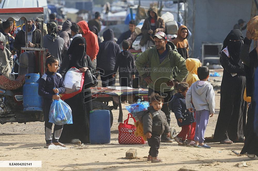 Palestinians Flee To Safer Areas Due To Israeli Attacks - Gaza