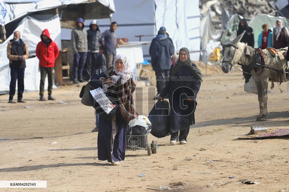 Palestinians Flee To Safer Areas Due To Israeli Attacks - Gaza