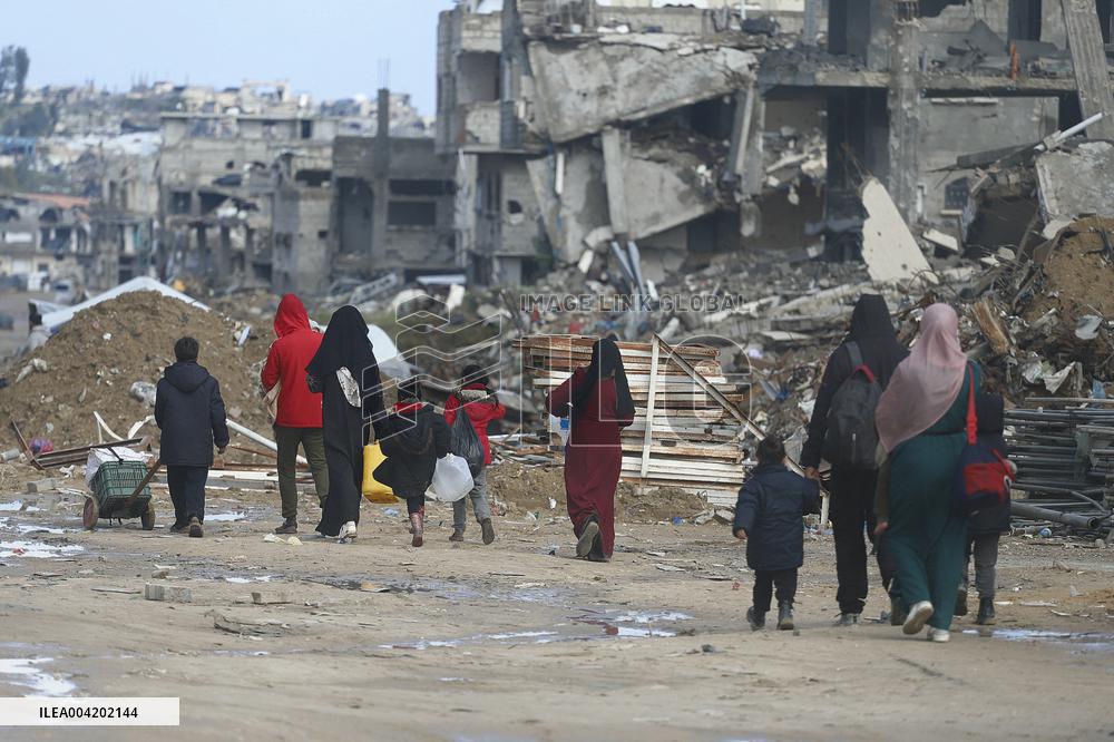 Palestinians Flee To Safer Areas Due To Israeli Attacks - Gaza