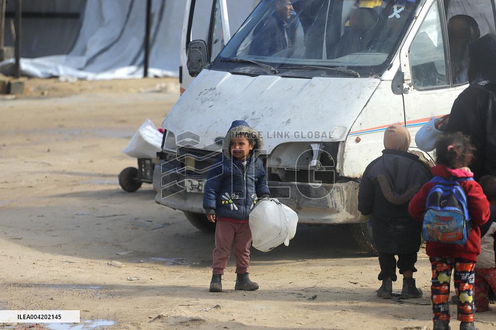 Palestinians Flee To Safer Areas Due To Israeli Attacks - Gaza