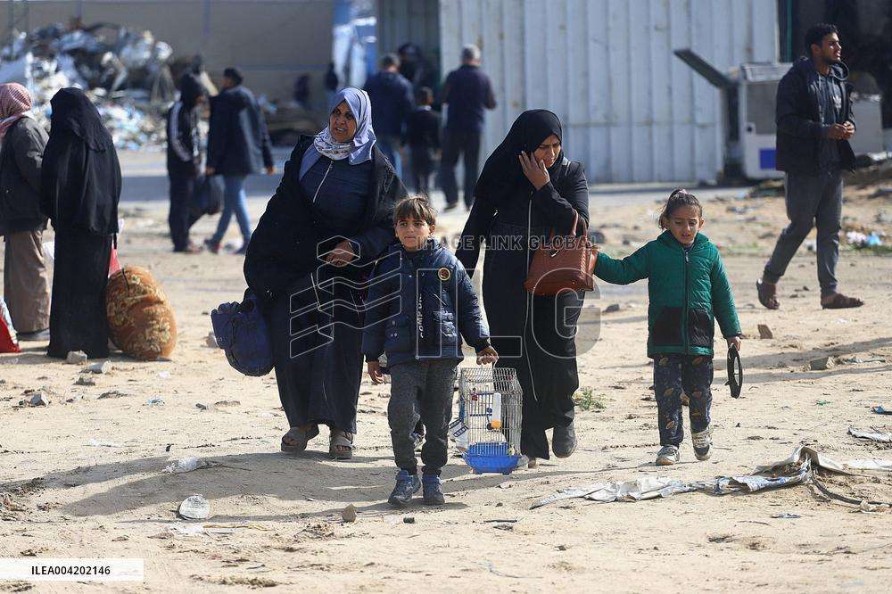 Palestinians Flee To Safer Areas Due To Israeli Attacks - Gaza