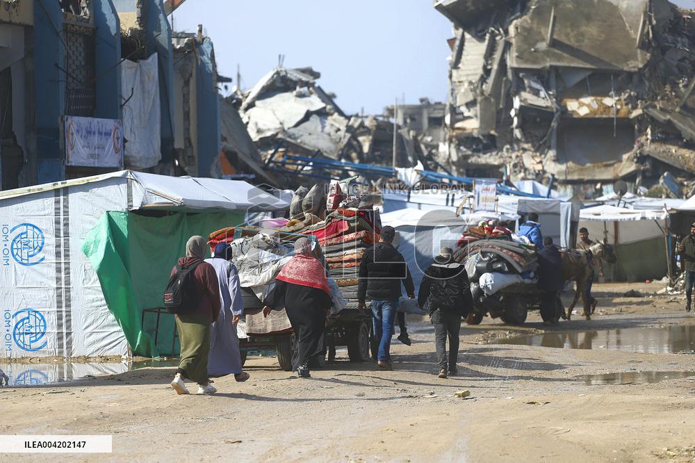 Palestinians Flee To Safer Areas Due To Israeli Attacks - Gaza