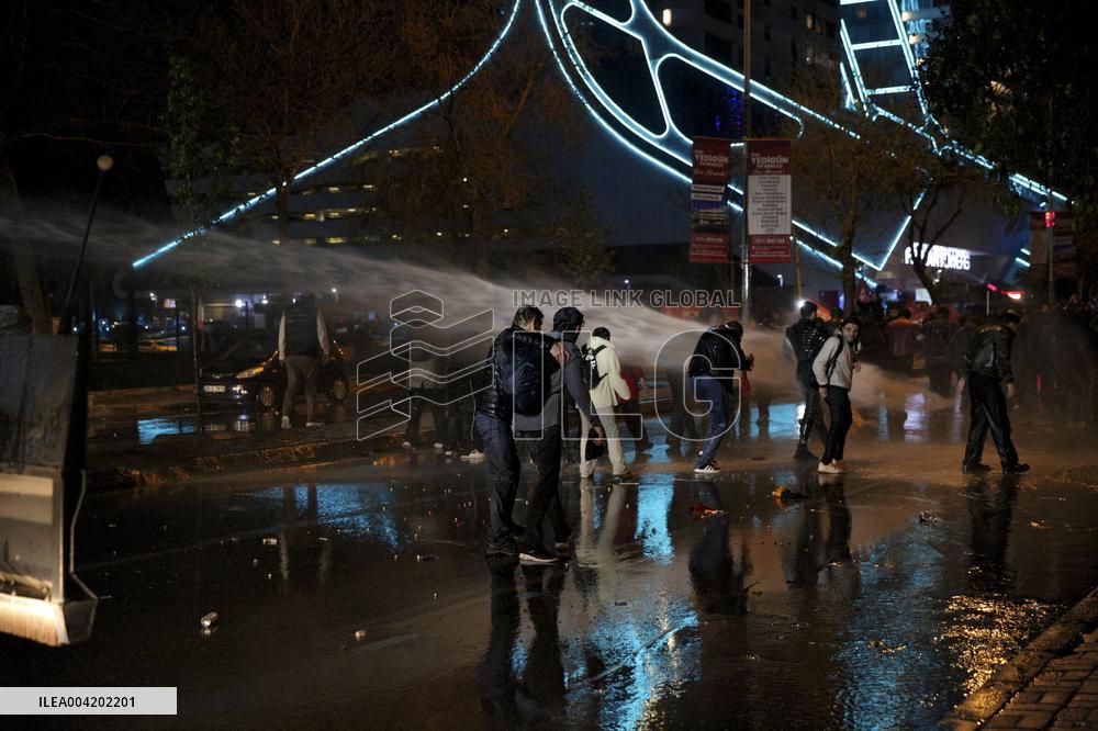 Protests Continue For Second Night Over Arrest of Erdogan Rival - Izmir