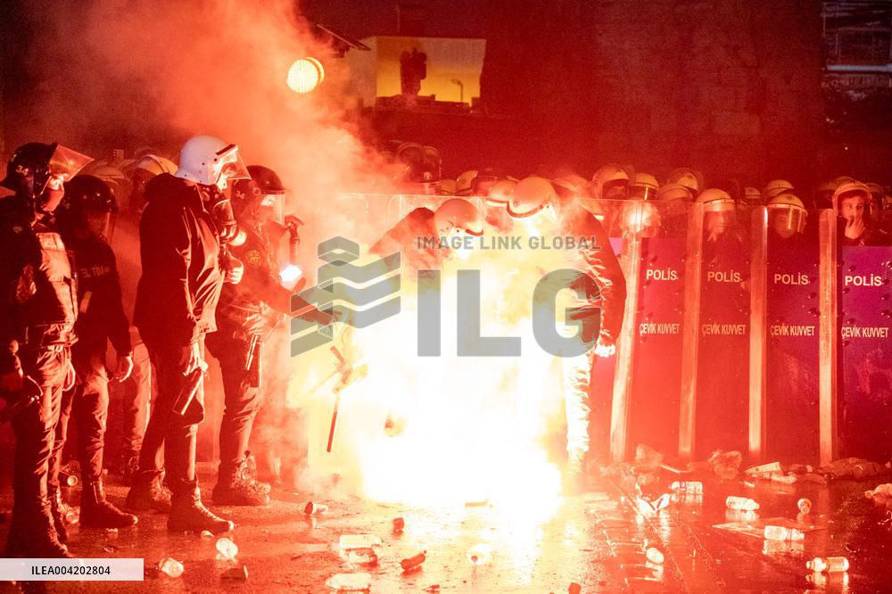 Violence erupts as Police clash with protesters over Mayor arrest - Istanbul