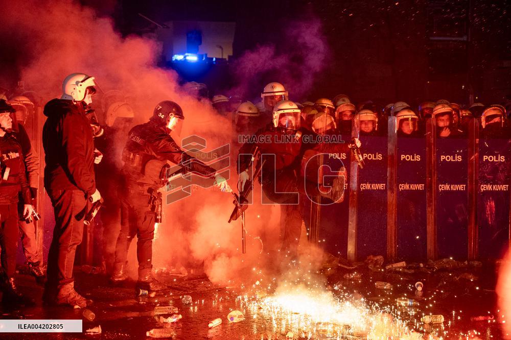 Violence erupts as Police clash with protesters over Mayor arrest - Istanbul