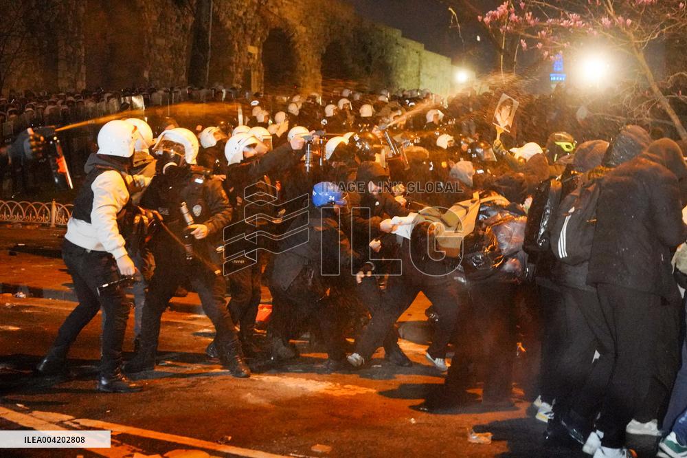 Violence erupts as Police clash with protesters over Mayor arrest - Istanbul