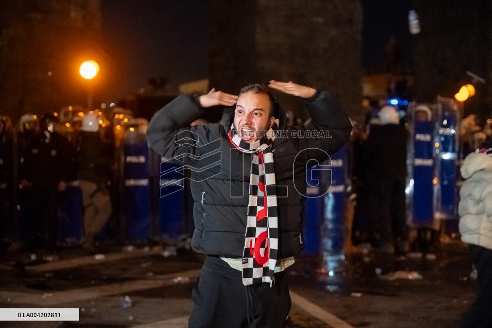 Violence erupts as Police clash with protesters over Mayor arrest - Istanbul