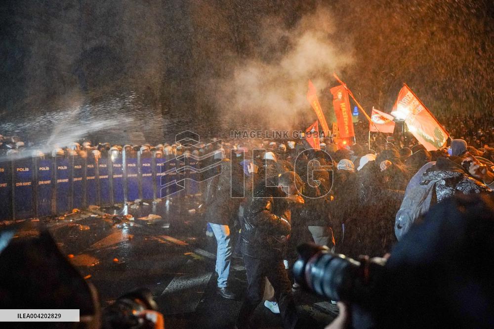 Violence erupts as Police clash with protesters over Mayor arrest - Istanbul