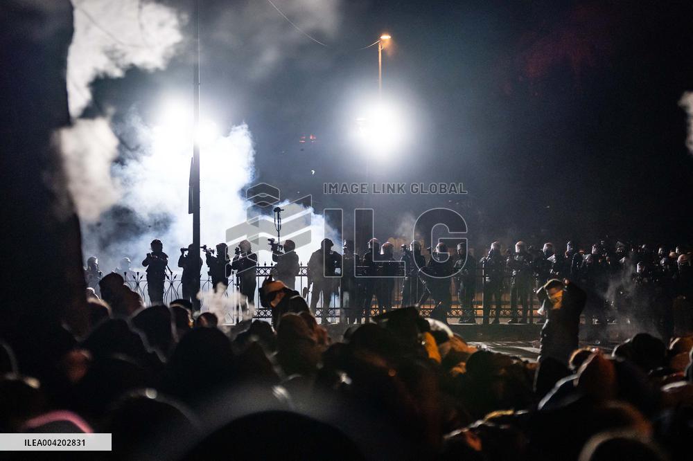 Violence erupts as Police clash with protesters over Mayor arrest - Istanbul