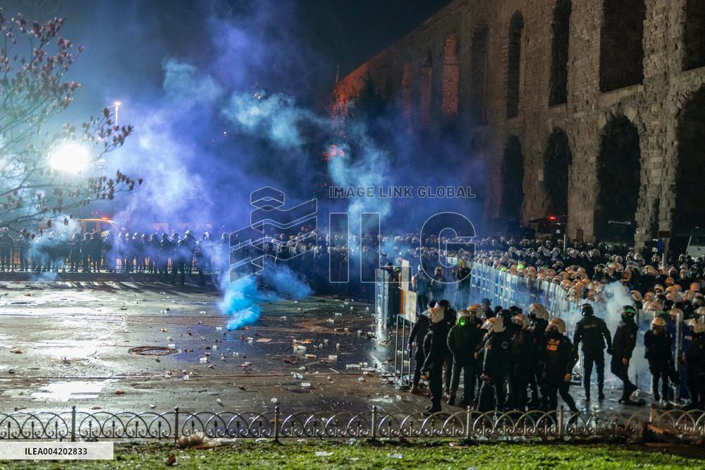 Violence erupts as Police clash with protesters over Mayor arrest - Istanbul